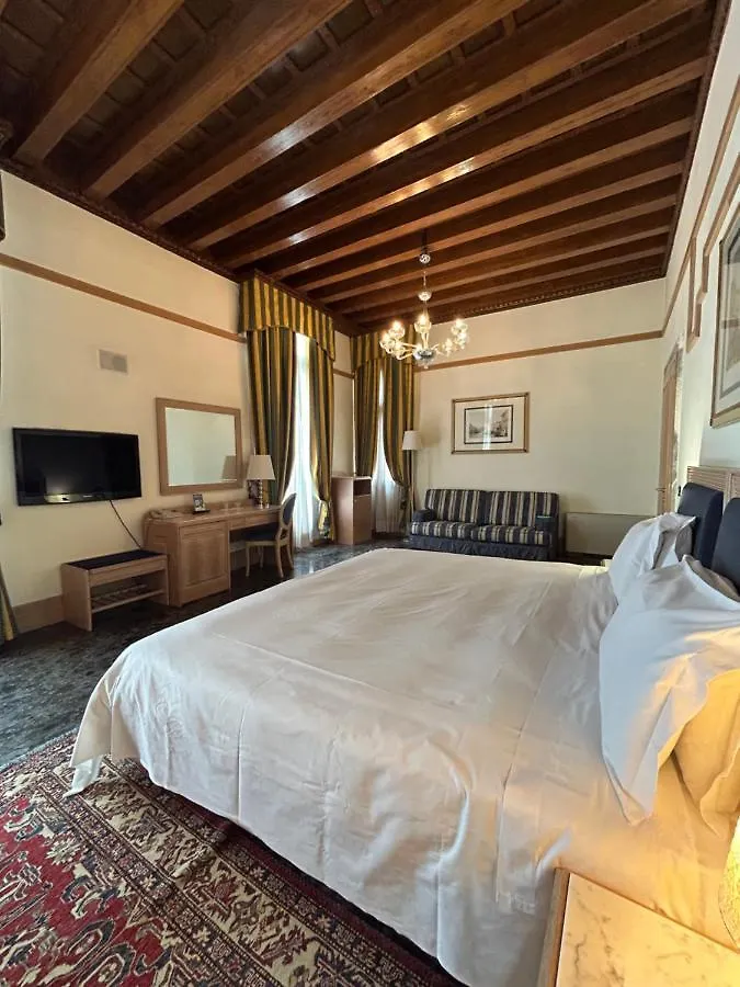 Foscari Palace Venice 4*,